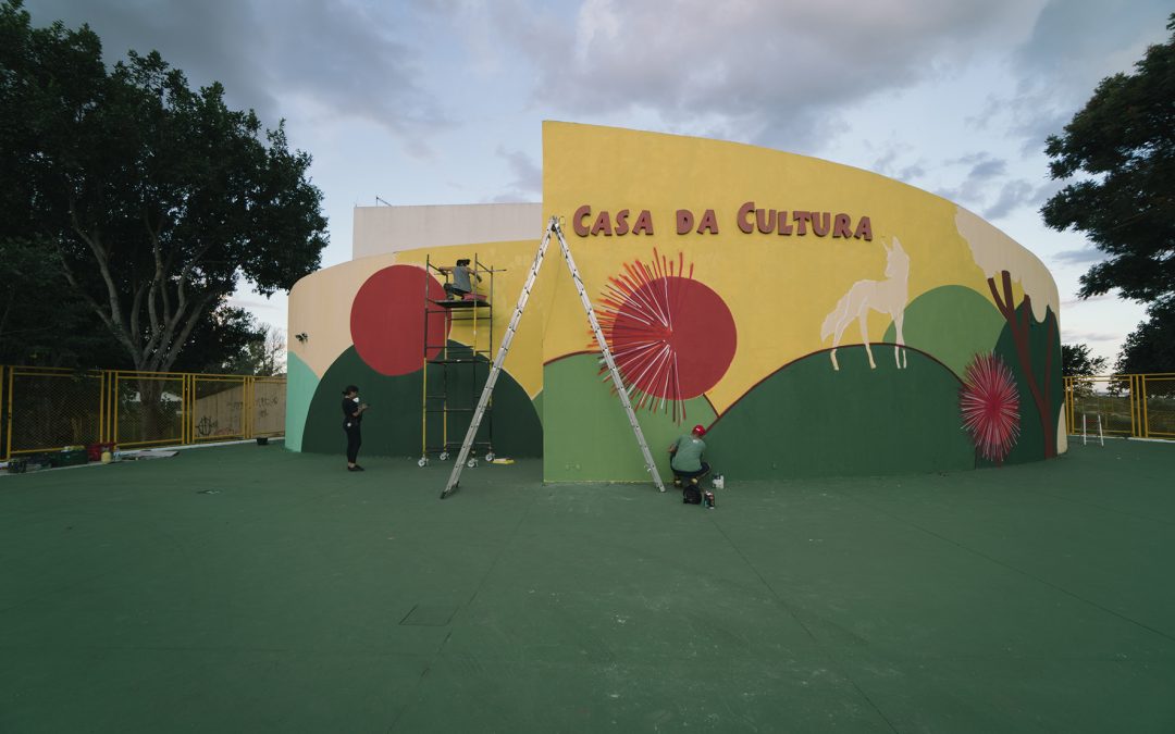 Projeto Caliandras Urbanas promove exposição, atividades e entrega pintura artística que dá cara nova à Casa da Cultura do Guará